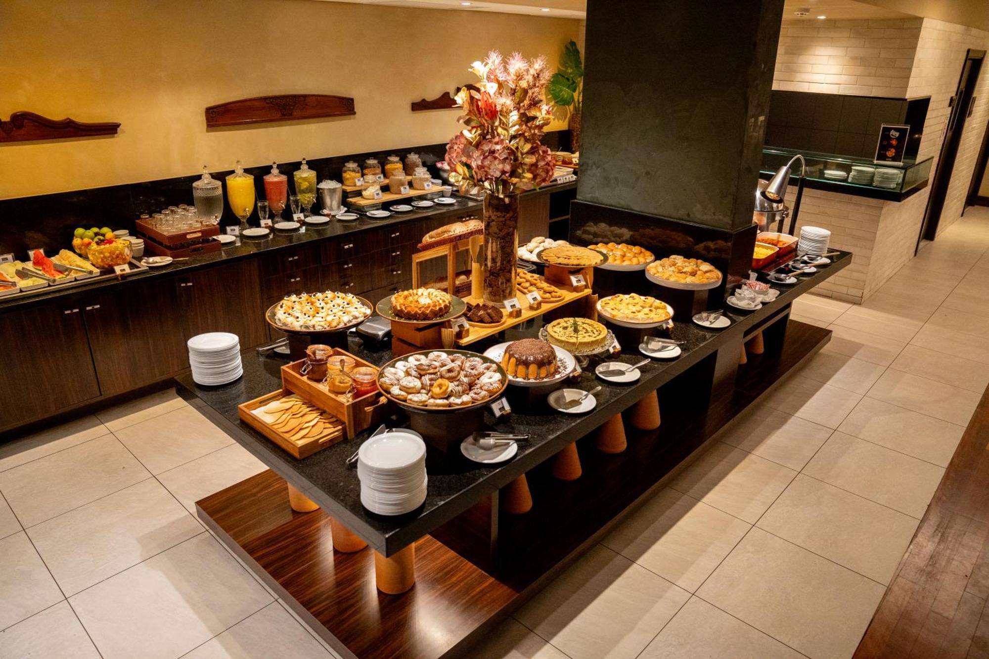 Hotel Luzeiros Recife Exteriör bild A buffet at a hotel
