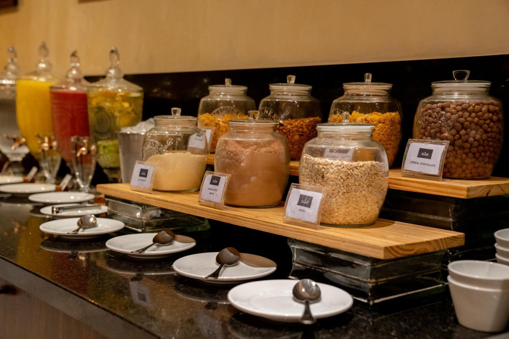 Hotel Luzeiros Recife Exteriör bild A selection of cereals at a buffet