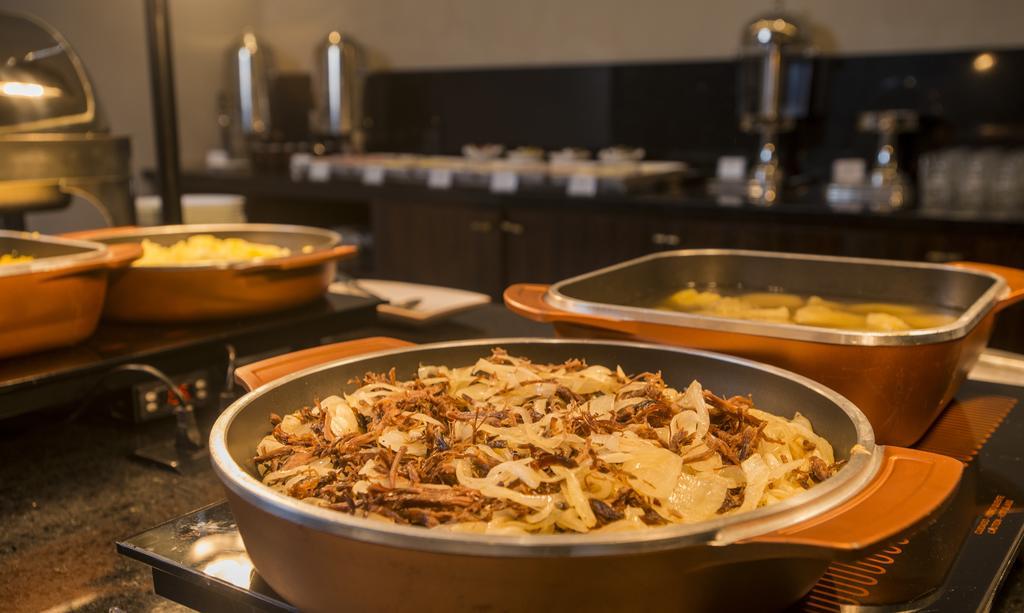 Hotel Luzeiros Recife Exteriör bild Food at a buffet